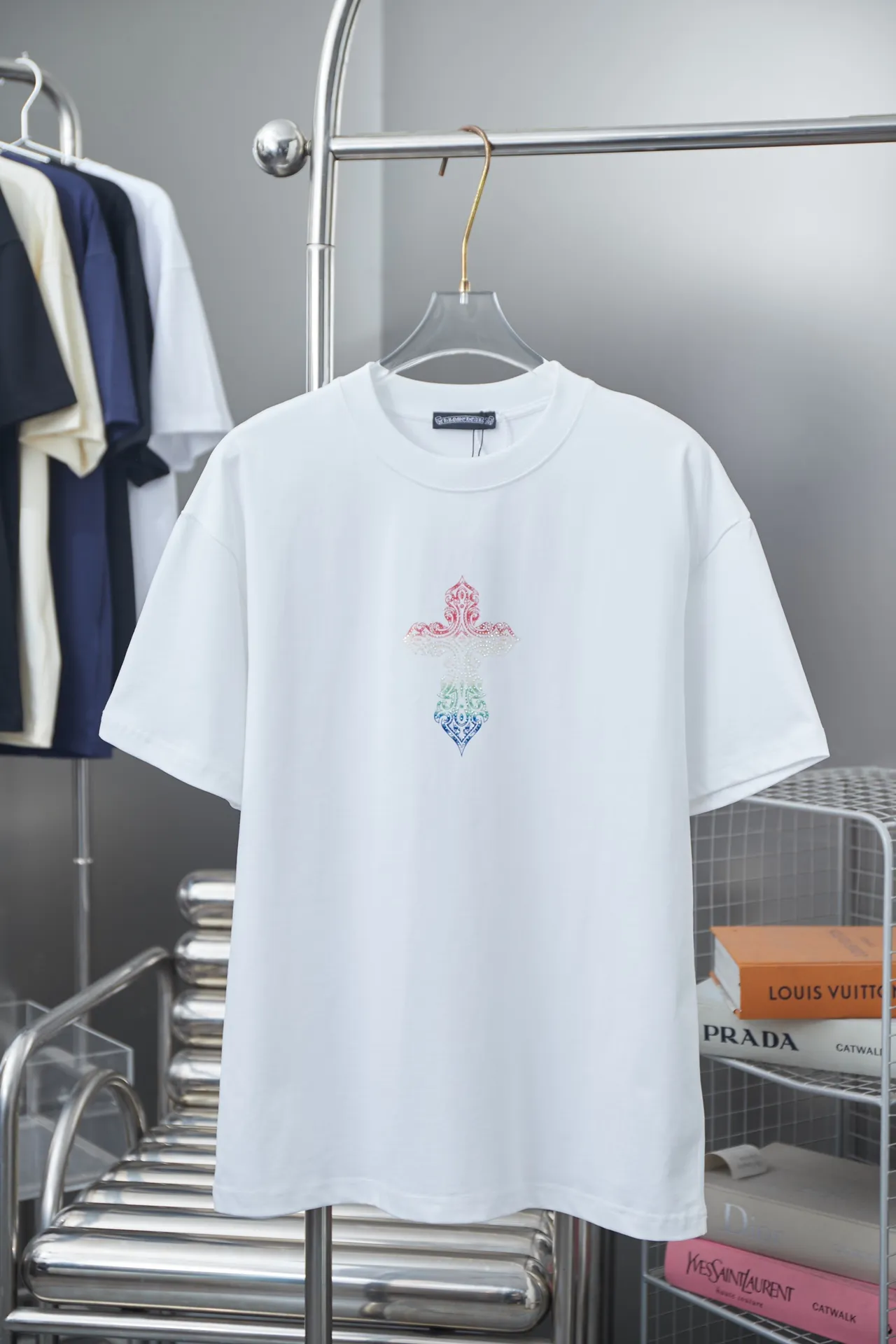 🅿️210 Ch*ome Hearte CH 25SS early spring new model, silicone printed hot diamond short sleeves, light luxury, essential item for daily commuting for men and women, correct version, welcome to compare, detailed features · 320g 100% pure cotton double yarn jersey fabric · Custom dyed in the same vat, special thickened 32 count double strand 1X1 thread · Digital direct printing cross✝️➕Imported Australian matte pearlescent diamonds➕Three-dimensional silicone heart pattern · Double-needle stitching across seams · Original main mark washed tag brand moisture-proof paper packaging Color: Black/White/Blue/Rose Size: S/M/L/XL